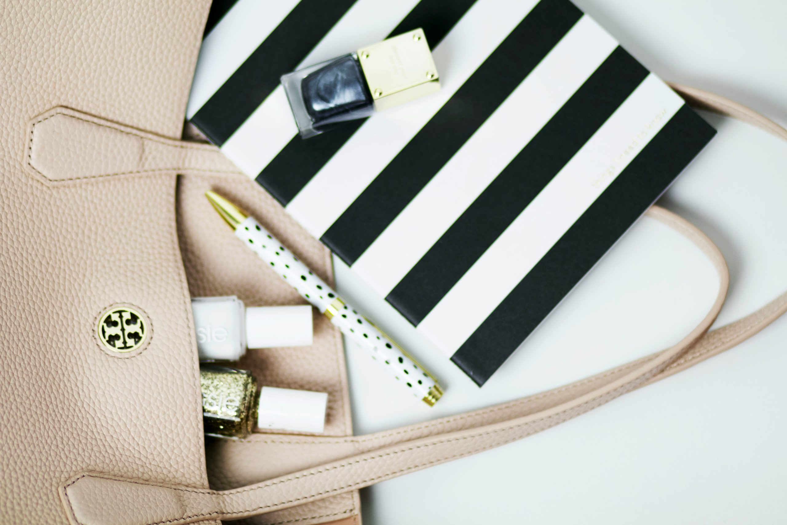 Modni dodaci koji menjaju igru: Kako stilizovati jedan komad na tri načina 5 nicola styles aQ7Wm4FKSog unsplash scaled