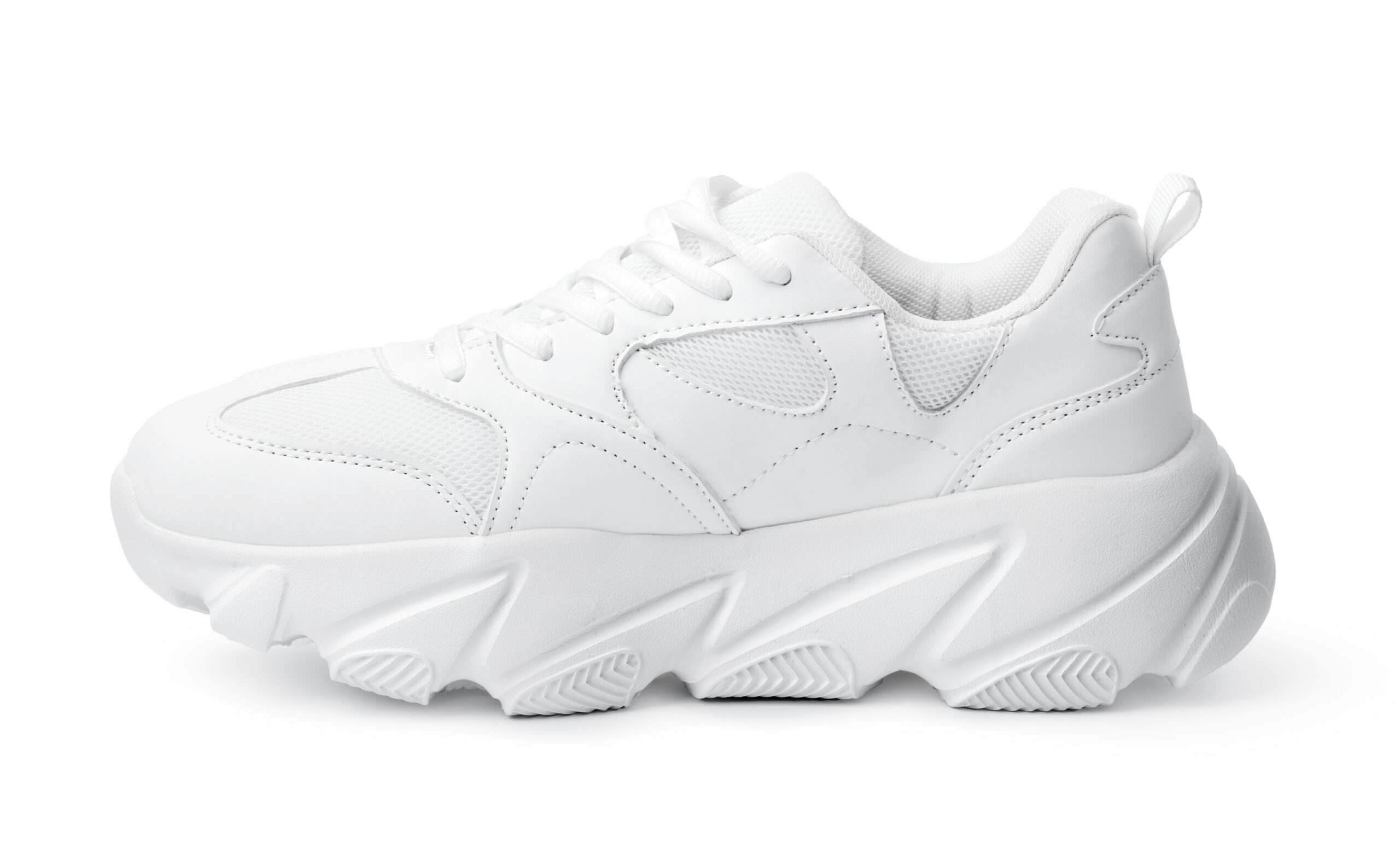 Obuća koju morate izbaciti iz kuće: Ovi trendovi su odavno prevaziđeni 1 one white sneaker shoe isolated white scaled