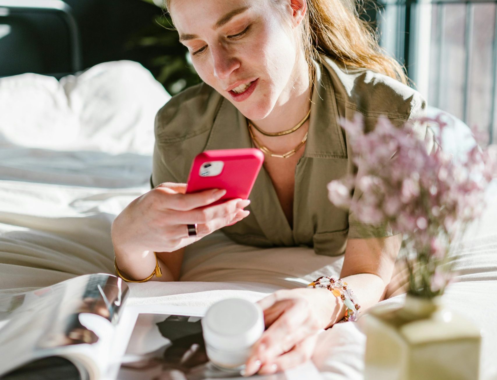 Novi beauty trend: Nega i šminkanje uz pomoć veštačke inteligencije i veštačke realnosti 1 pexels rdne 73094611 scaled e1745676108519