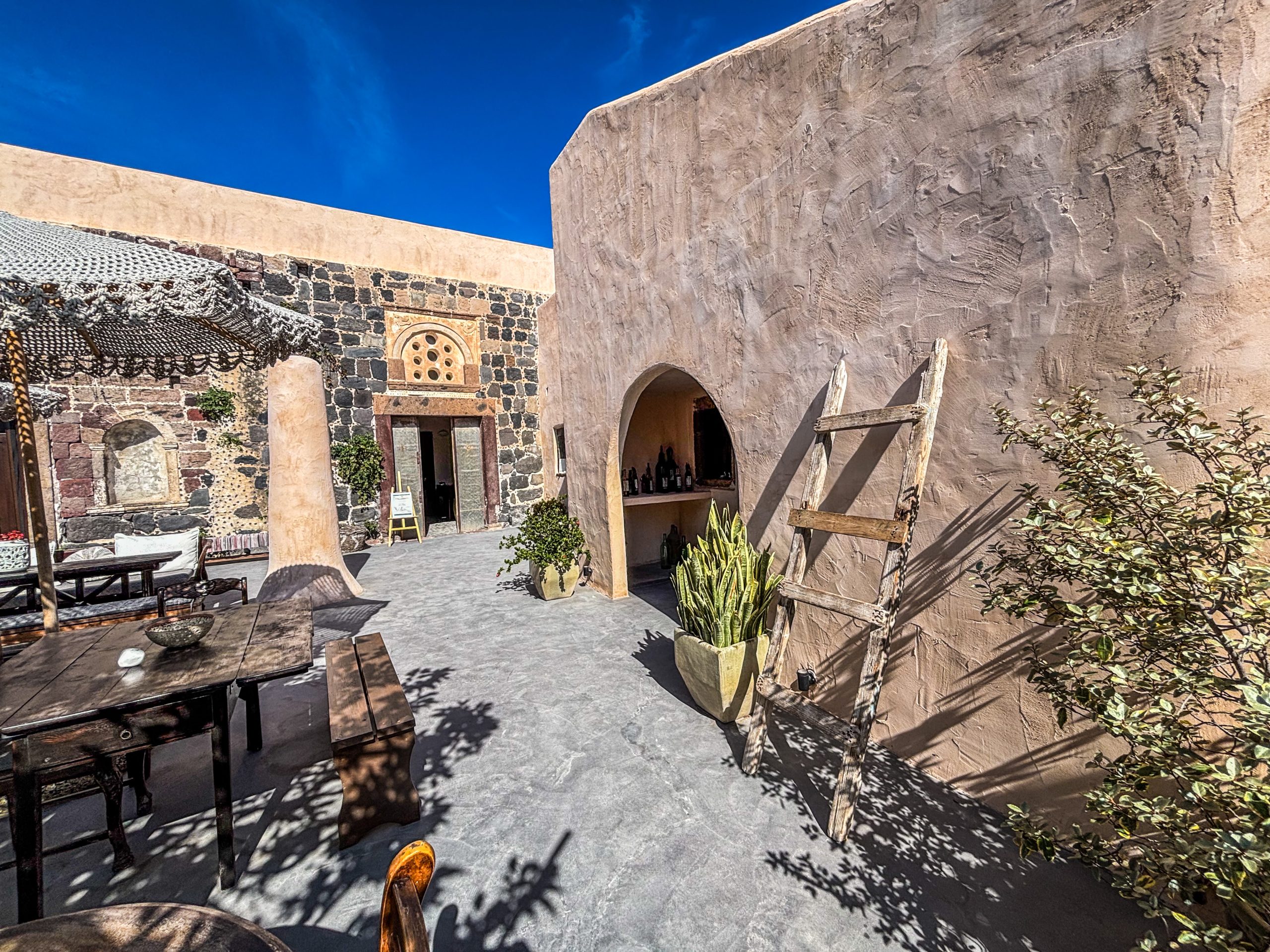 Da li je Santorini bezbedan za turiste? Posetili smo ostrvo i imamo odgovor na to pitanje 5 D091DBB7 7887 4A62 B578 CABFC1A5453D scaled