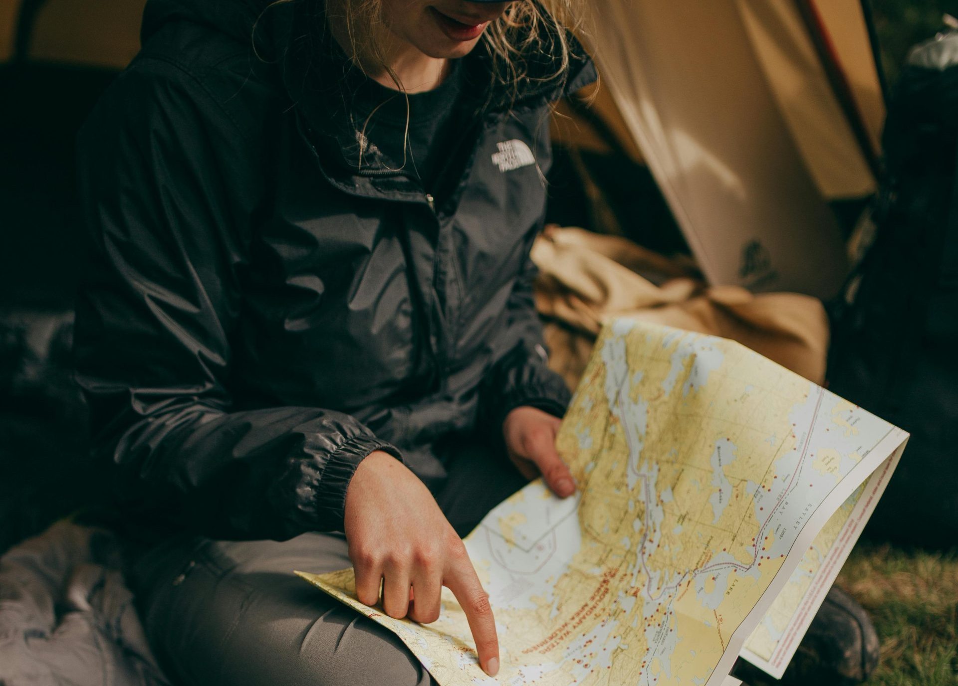 Kampovanje bez stresa: 20 stvari koje obavezno morate da ponesete 4 pexels josh hild 1270765 2422483 scaled e1753202619438