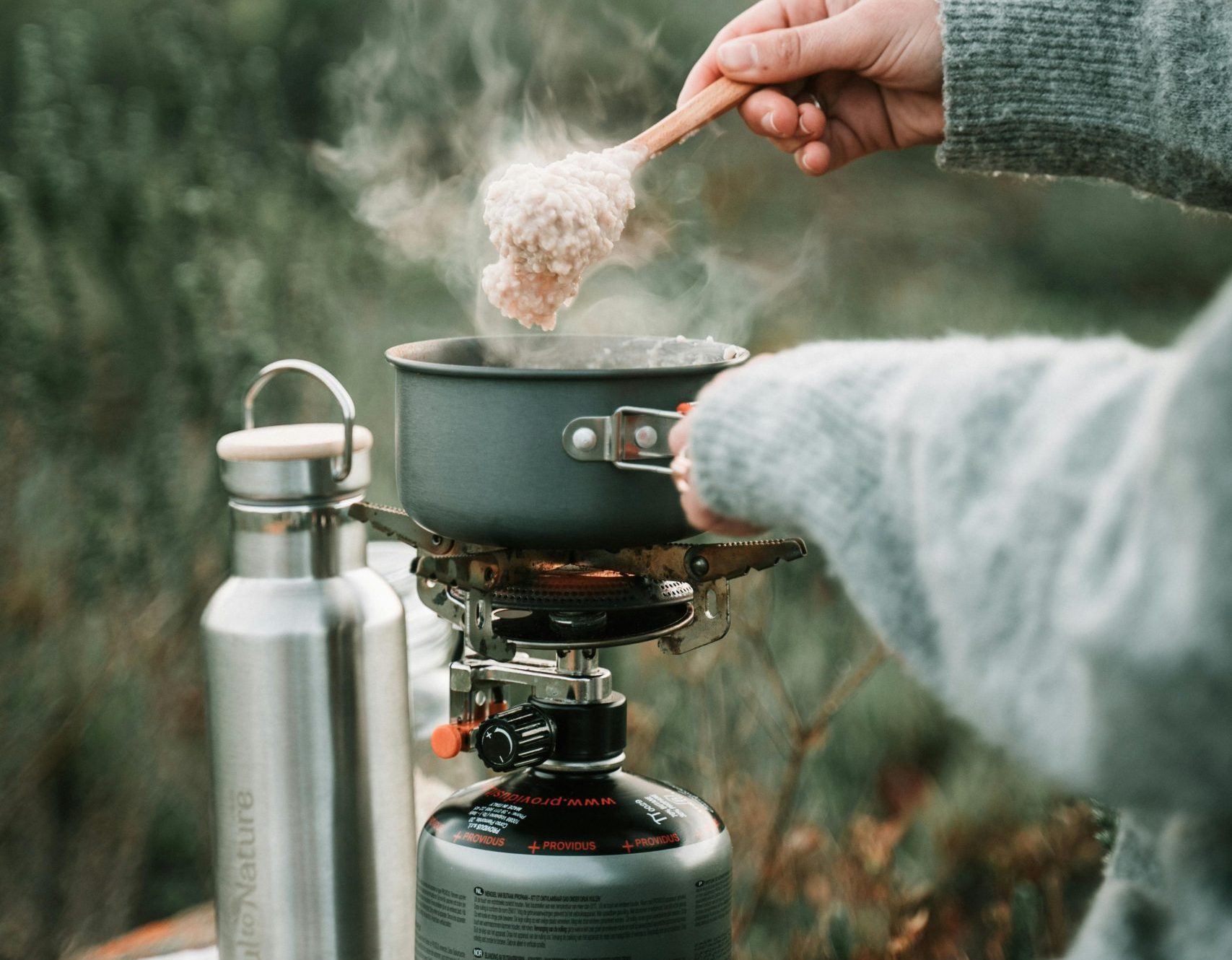 Kampovanje bez stresa: 20 stvari koje obavezno morate da ponesete 2 pexels taryn elliott 4909073 scaled e1753202768514