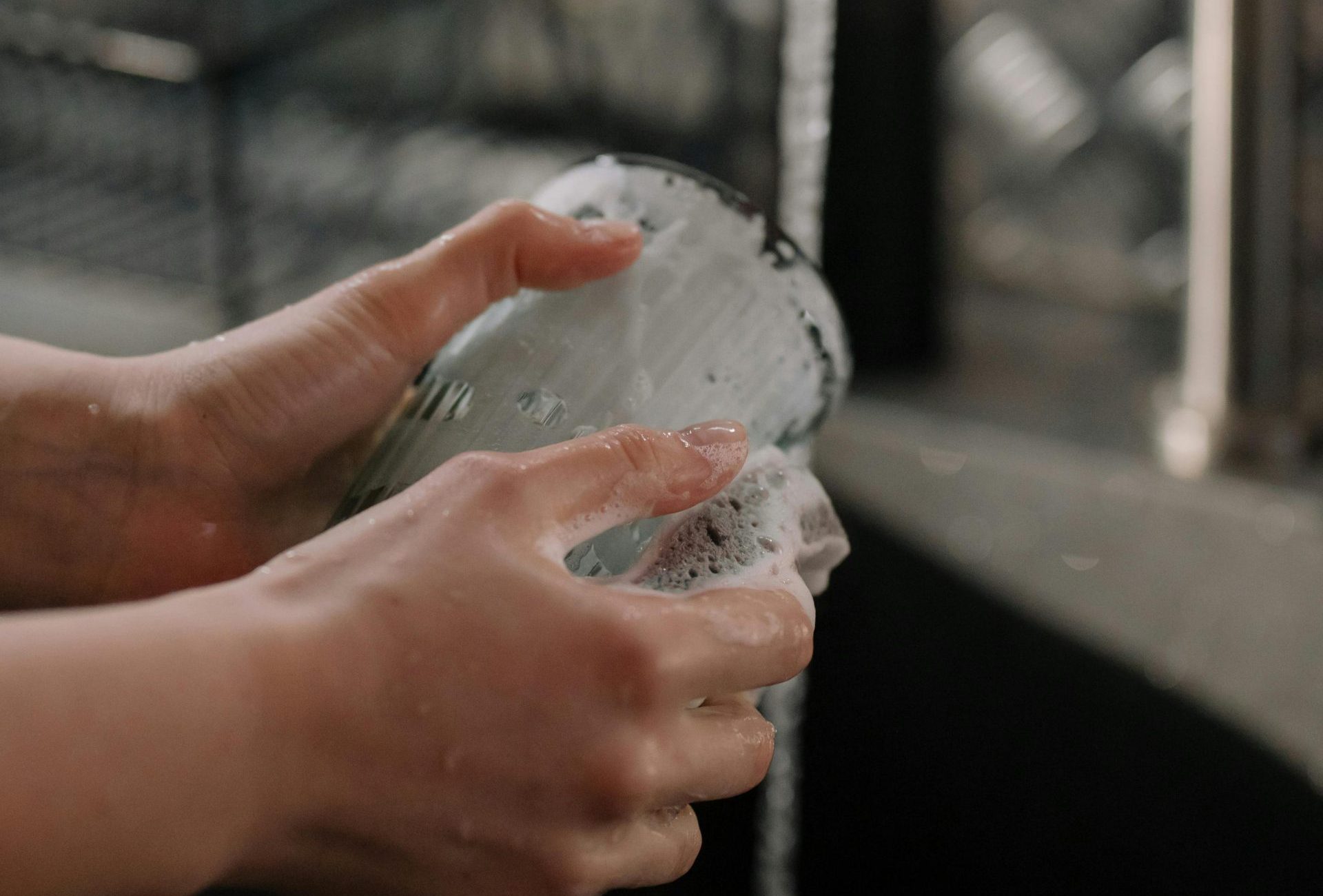 Closing shift: TikTok trend pospremanja doma koji će vam promeniti život iz korena 2 Closing shift: Brisanje radnih površina