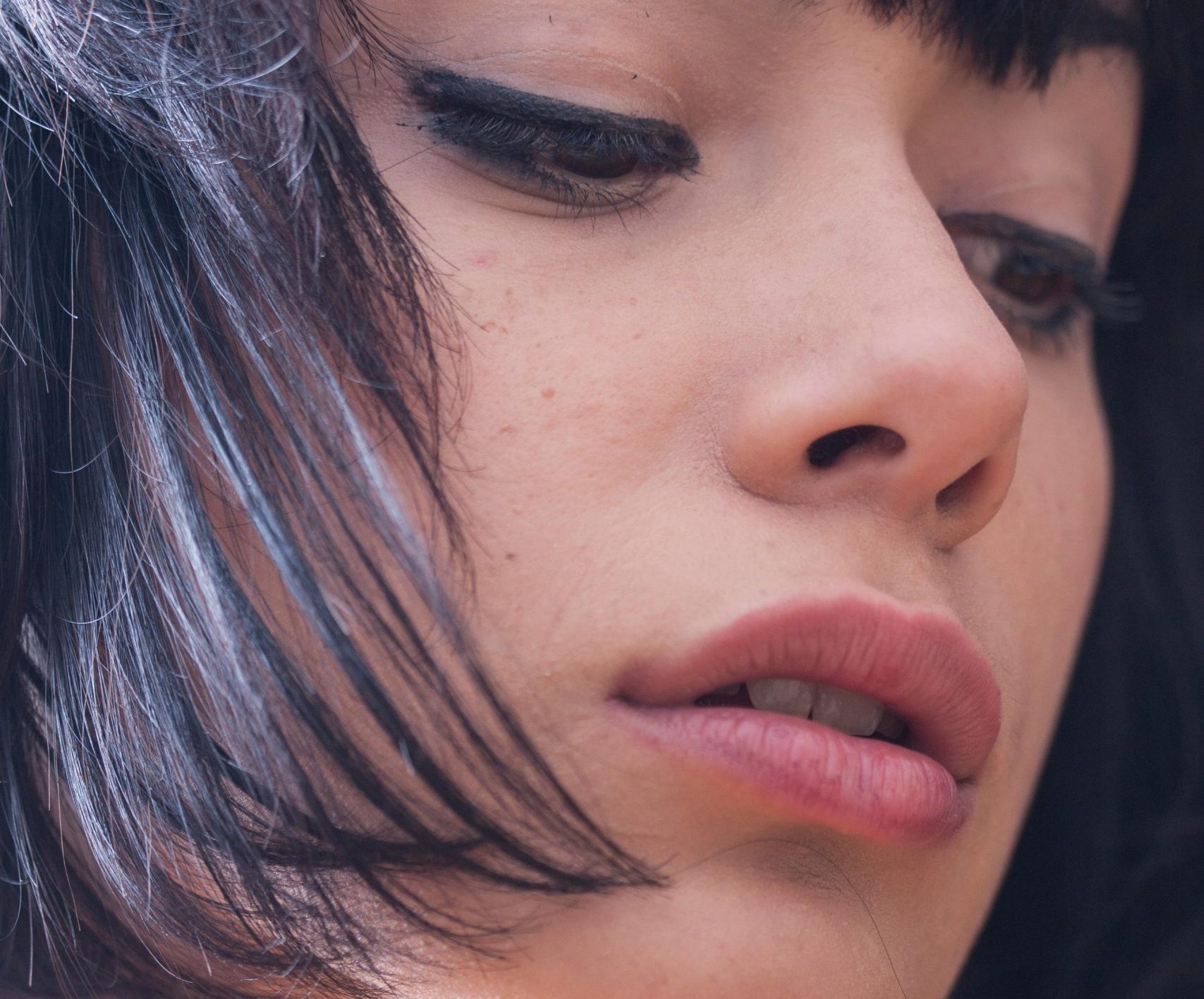 Baby doll estetika: Devojka sa nude usnama