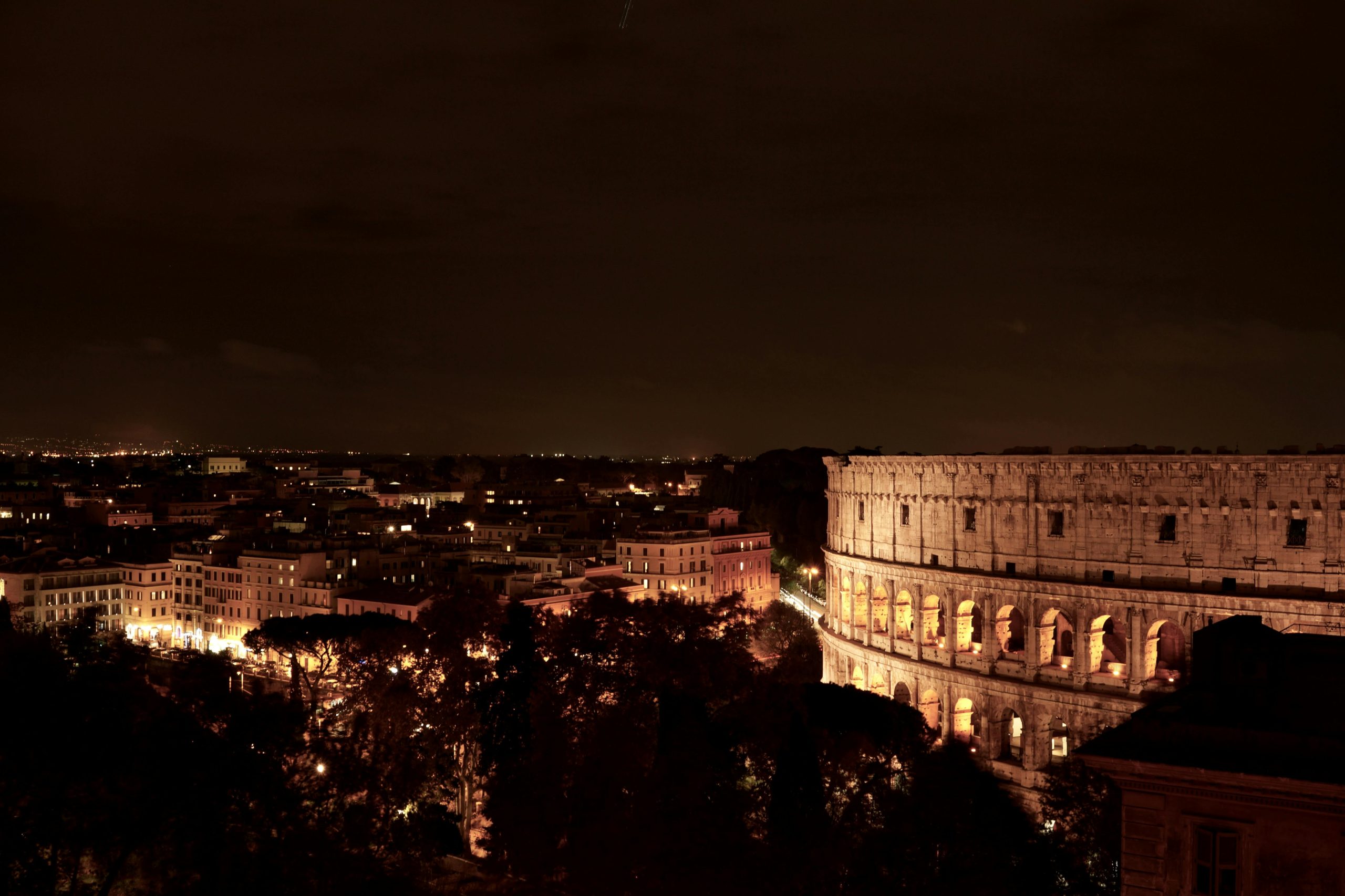 Noctourism: 5 razloga zašto je obilazak turističkih destinacija noću postao novi trend 2 Noctourism: Koloseum noću