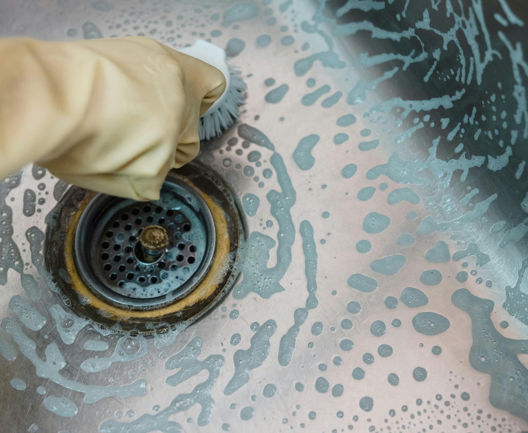 Closing shift: TikTok trend pospremanja doma koji će vam promeniti život iz korena 3 Closing shift: Ribanje sudopere