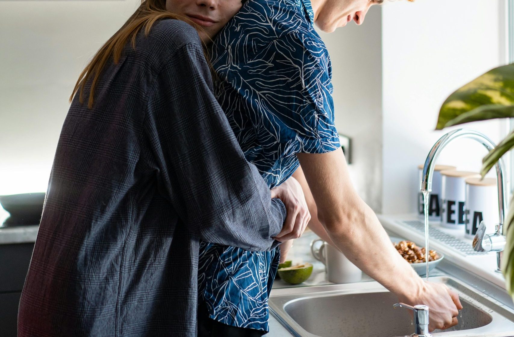 Closing shift: TikTok trend pospremanja doma koji će vam promeniti život iz korena 4 Closing shift: par pere sudove zajedno