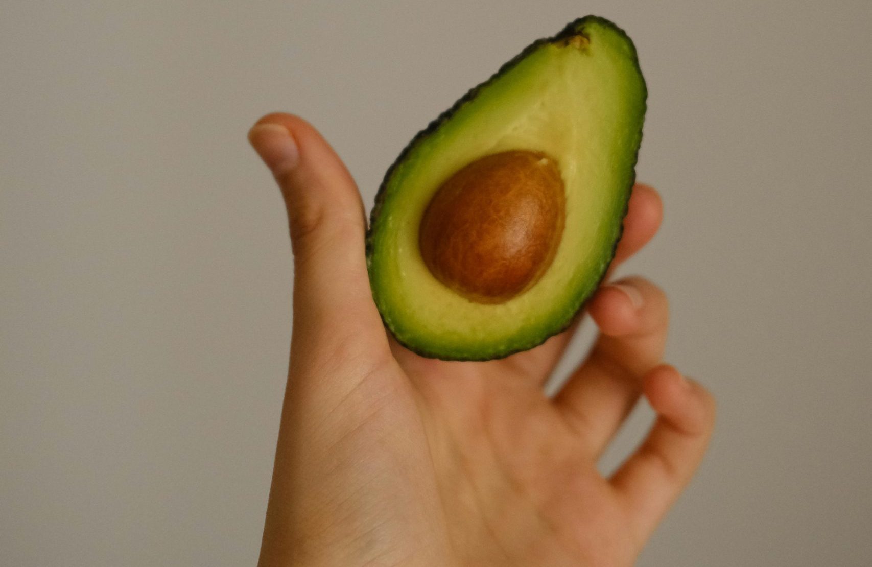 Kako da napravite domaće ulje od avokada: Potreban je samo 1 sastojak 1 Ulje od avokada: Ruka koja drzi avokado