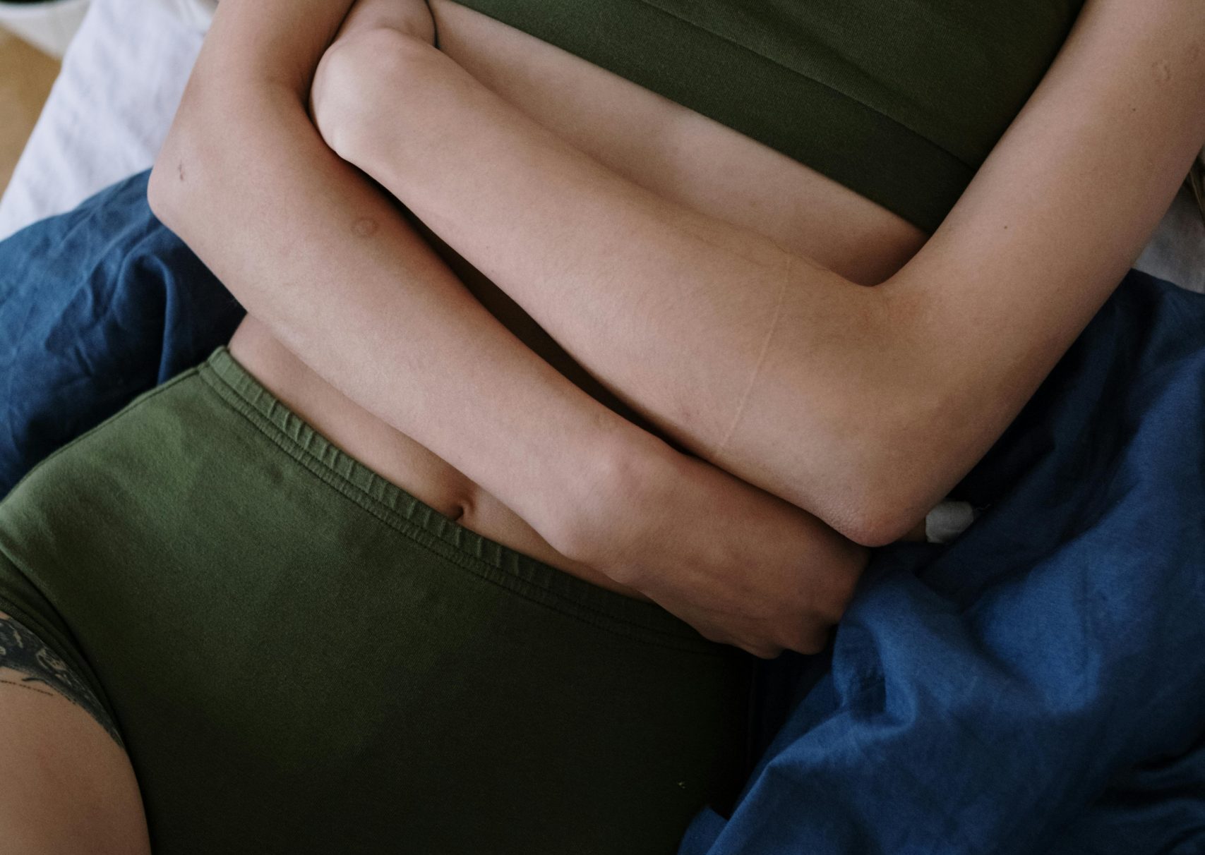 Voda od karanfilića: 8 neverovatnih koristi za koje verovatno niste znali 1 Voda od karanfilića: Devojka sa bolom u stomaku, foto: pexels