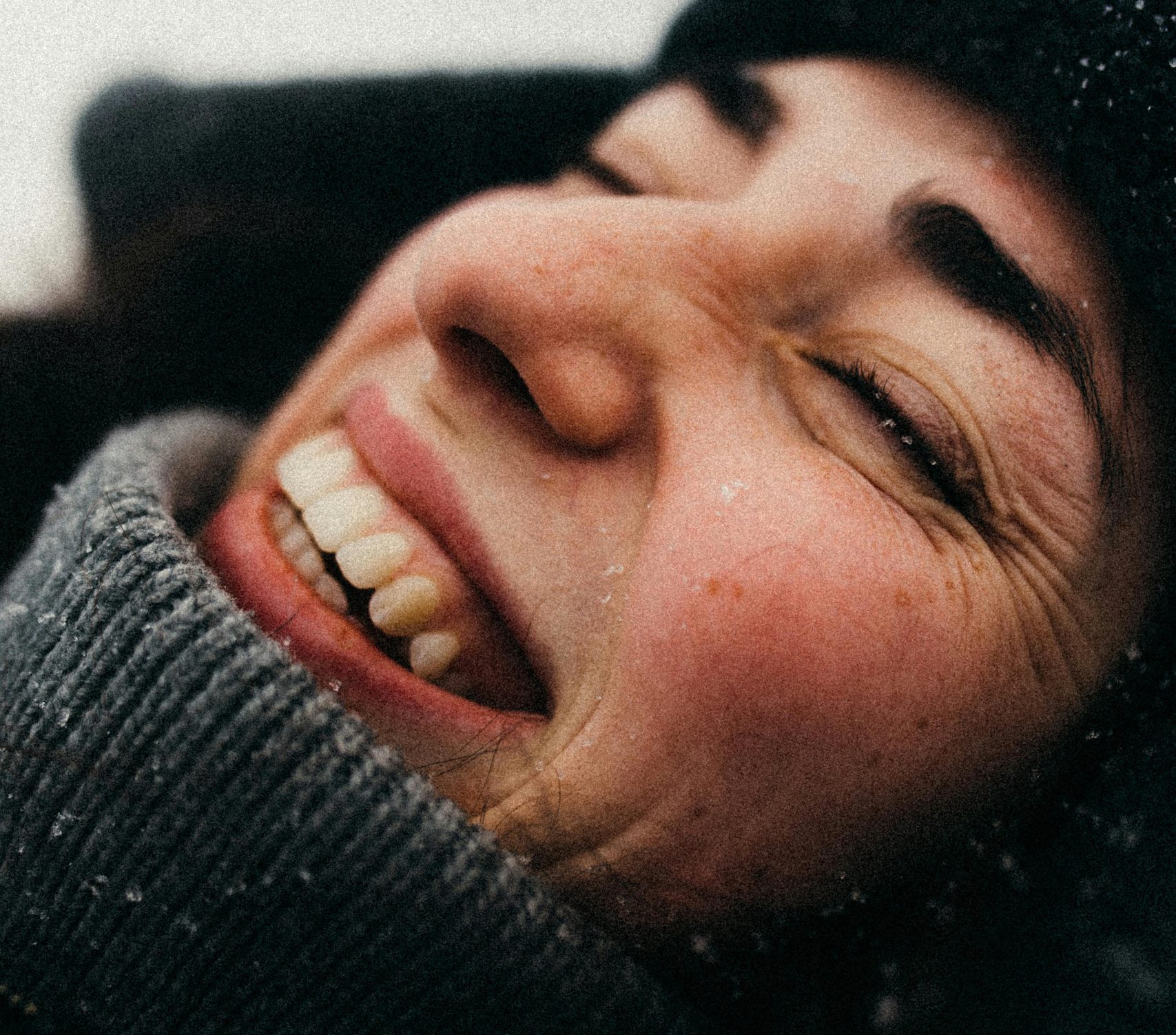 Kako naglo zahlađenje utiče na naše zdravlje? 5 načina da se zaštitite 1 naglo zahlađenje: devojka sa crvenim obrazima