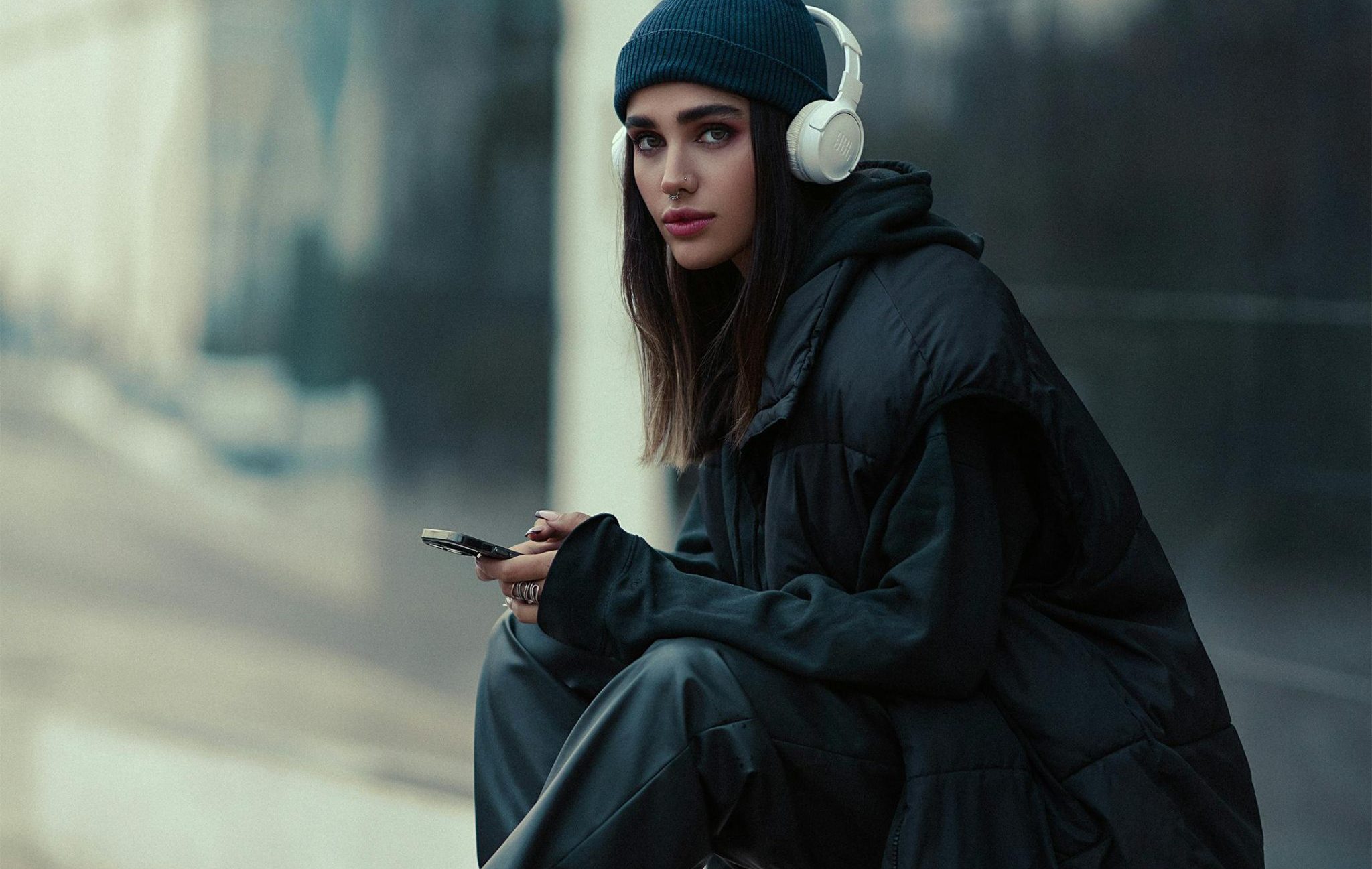 Kako naglo zahlađenje utiče na naše zdravlje? 5 načina da se zaštitite 3 Naglo zahlađenje: Devojka sa kapom i rukavicama