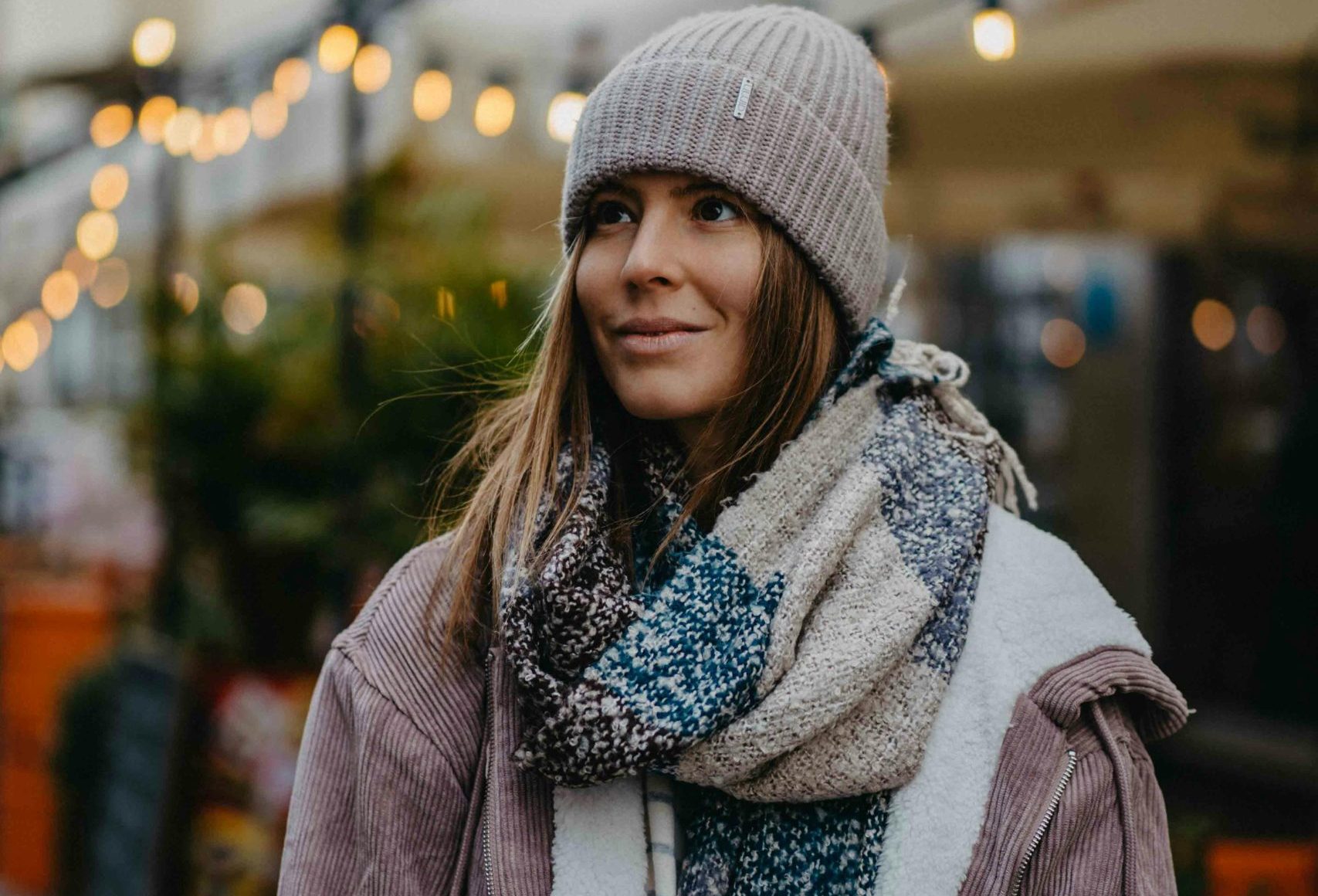 Naglo zahlađenje: devojka sa kapom i šalom