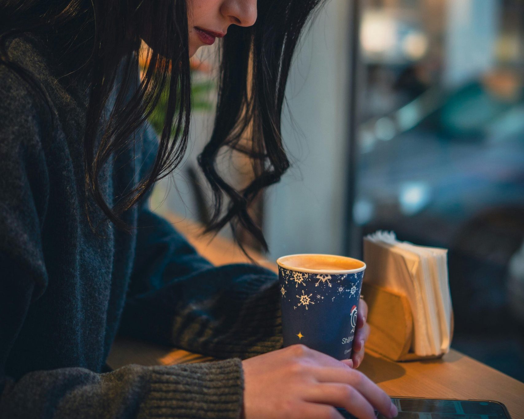 Zdravlje jetre: 5 jutarnjih navika koje pod hitno morate da uvedete 4 Zdravlje jetre: devojka pije kafu