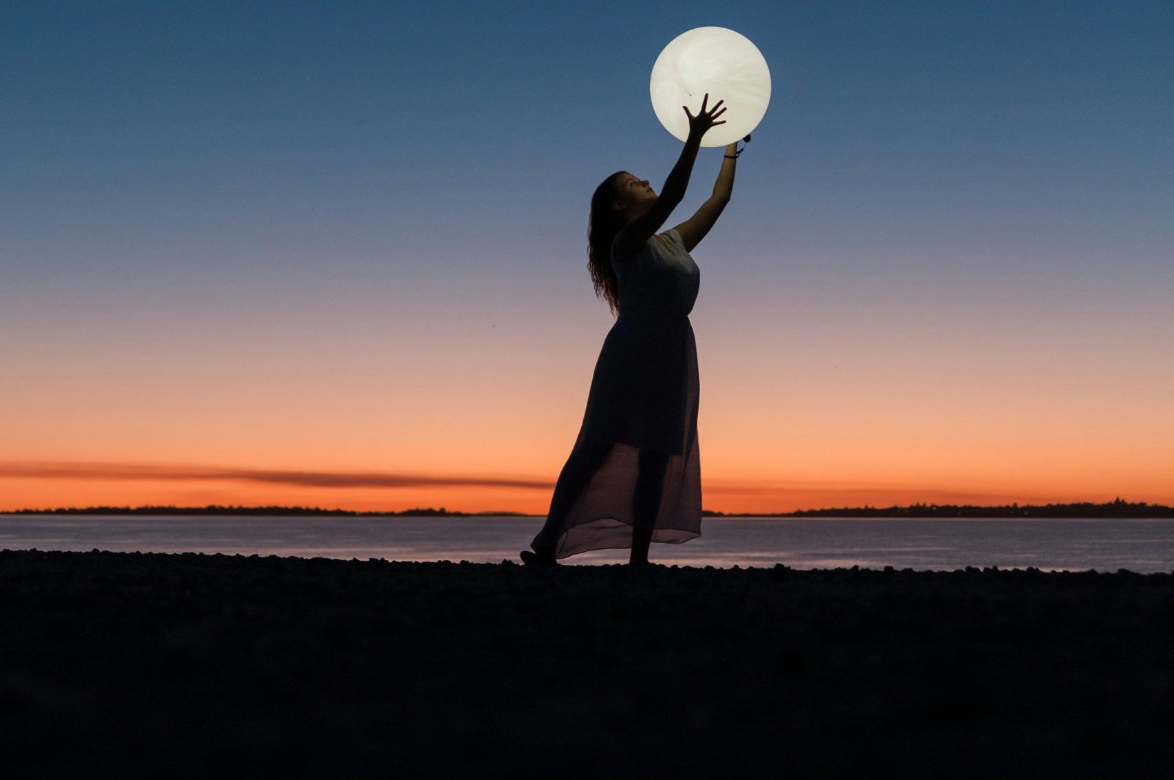 Moon mapping - faze meseca: devojka drži mesec u rukama