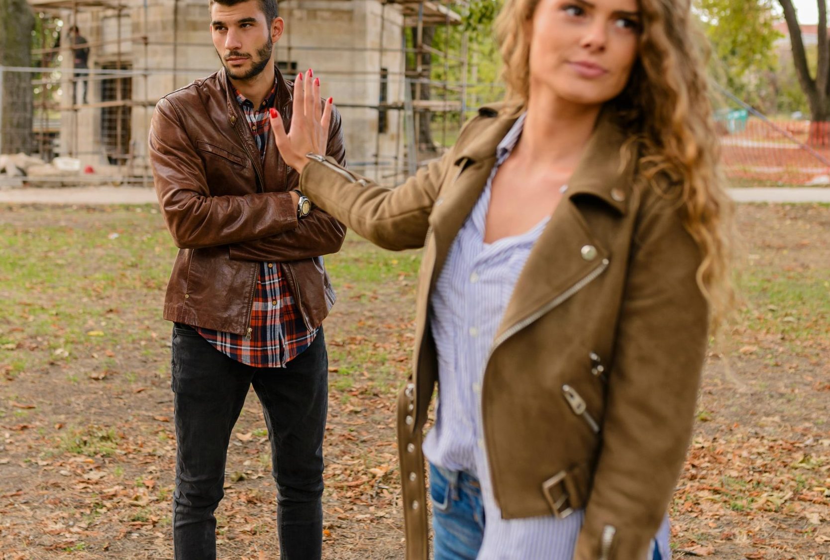 Znakovi koji ne pokazuju emocije: par se raspravlja