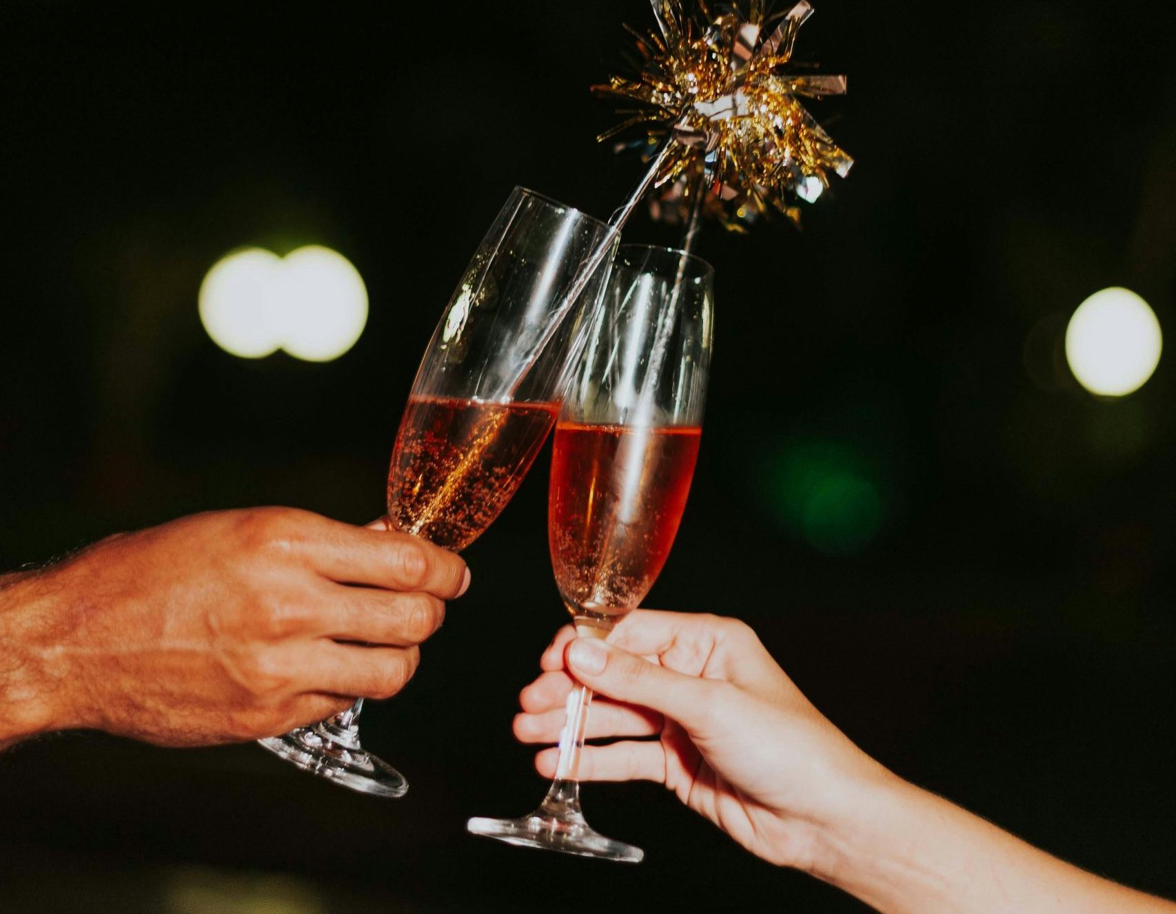 Novogodišnji horoskop: dve ruke i šampanjac