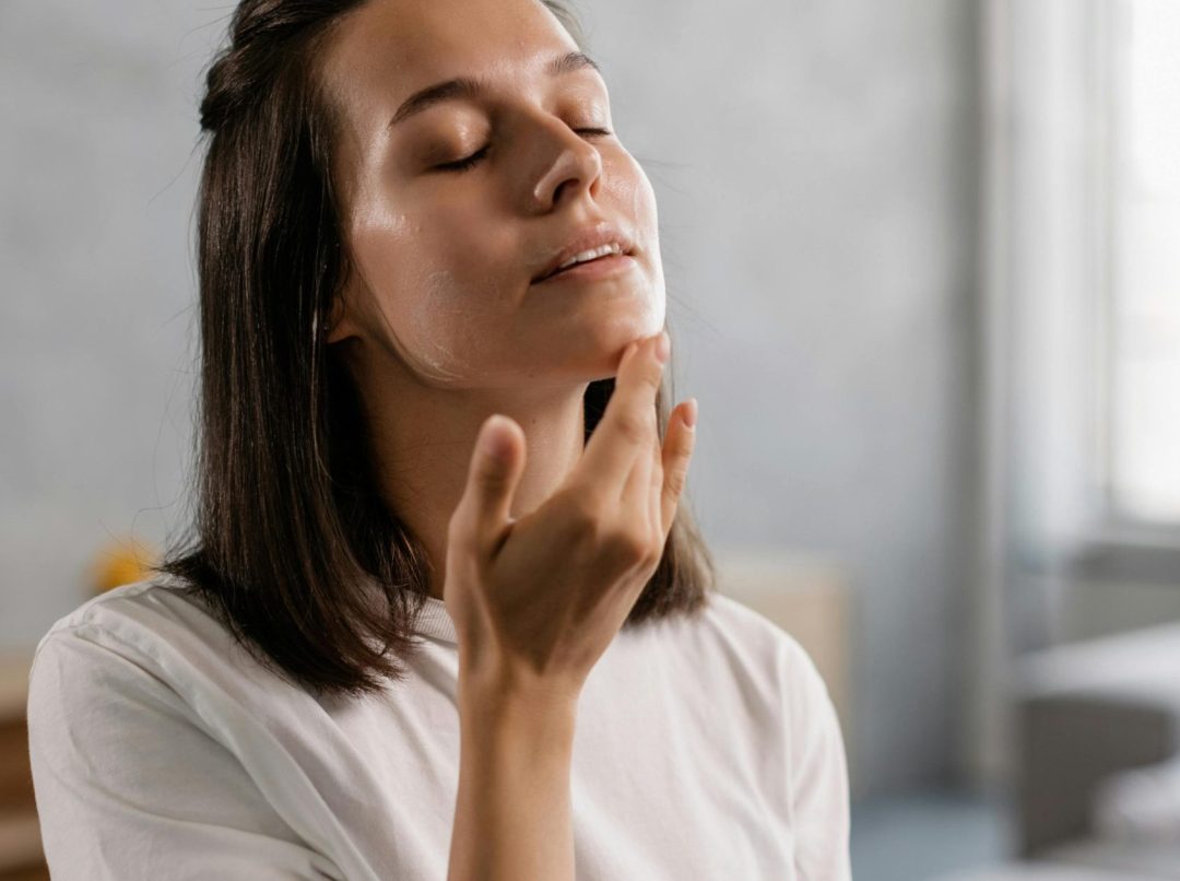 Najbolje ulje za masažu lica: devojka masira lice