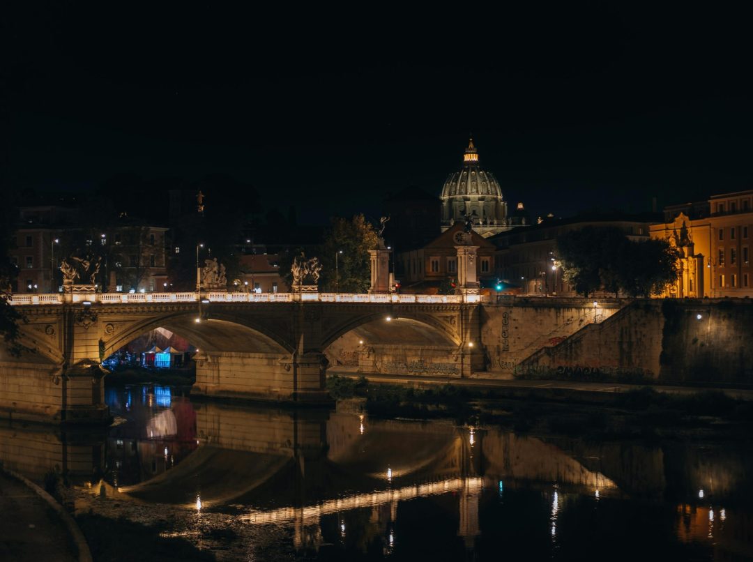 Noctourism: Osvetrljen most i kupola neke građevine u gradu