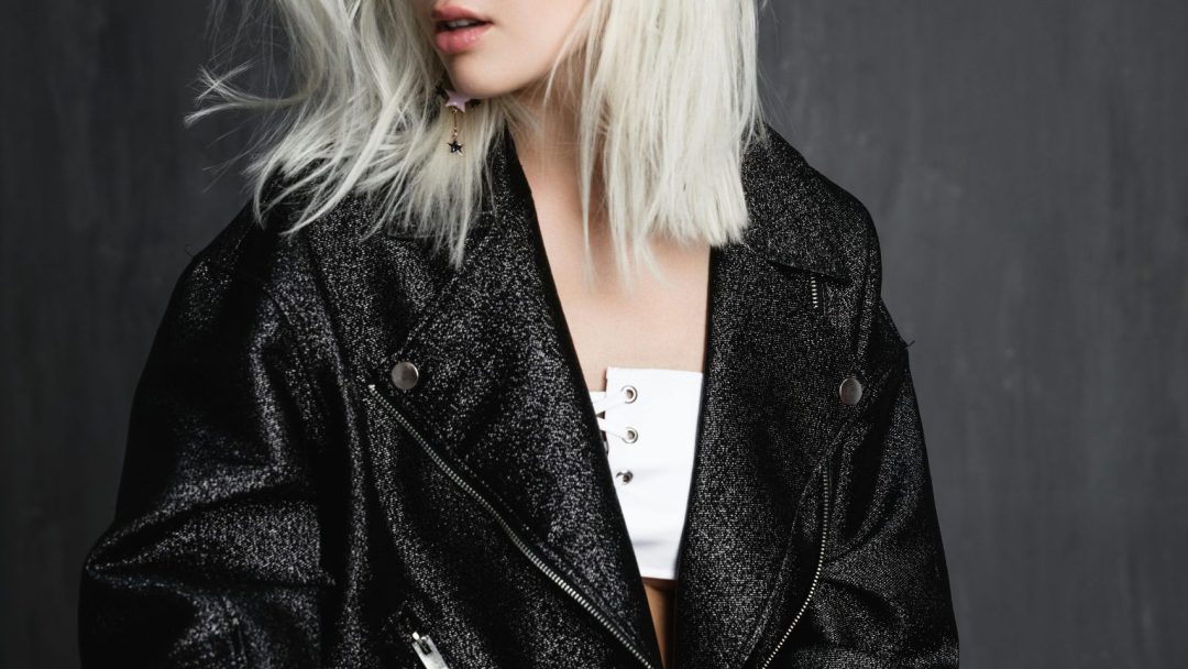 Eko materijali: devojka u kožnoj jakni