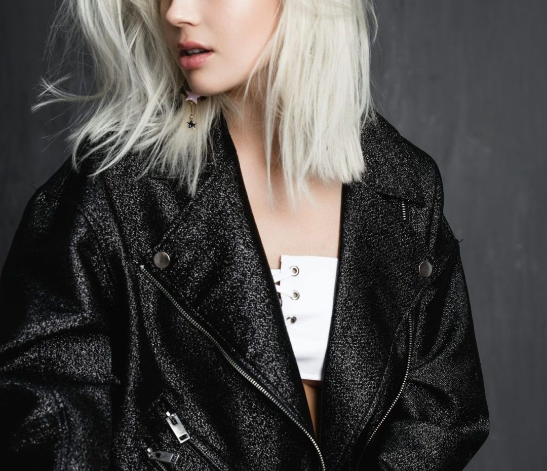 Eko materijali: devojka u kožnoj jakni