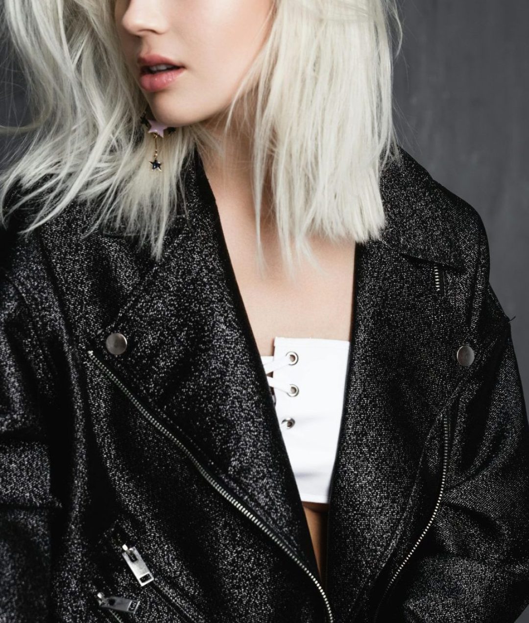 Eko materijali: devojka u kožnoj jakni