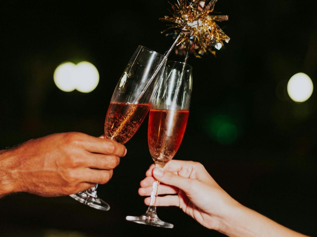 Novogodišnji horoskop: dve ruke i šampanjac