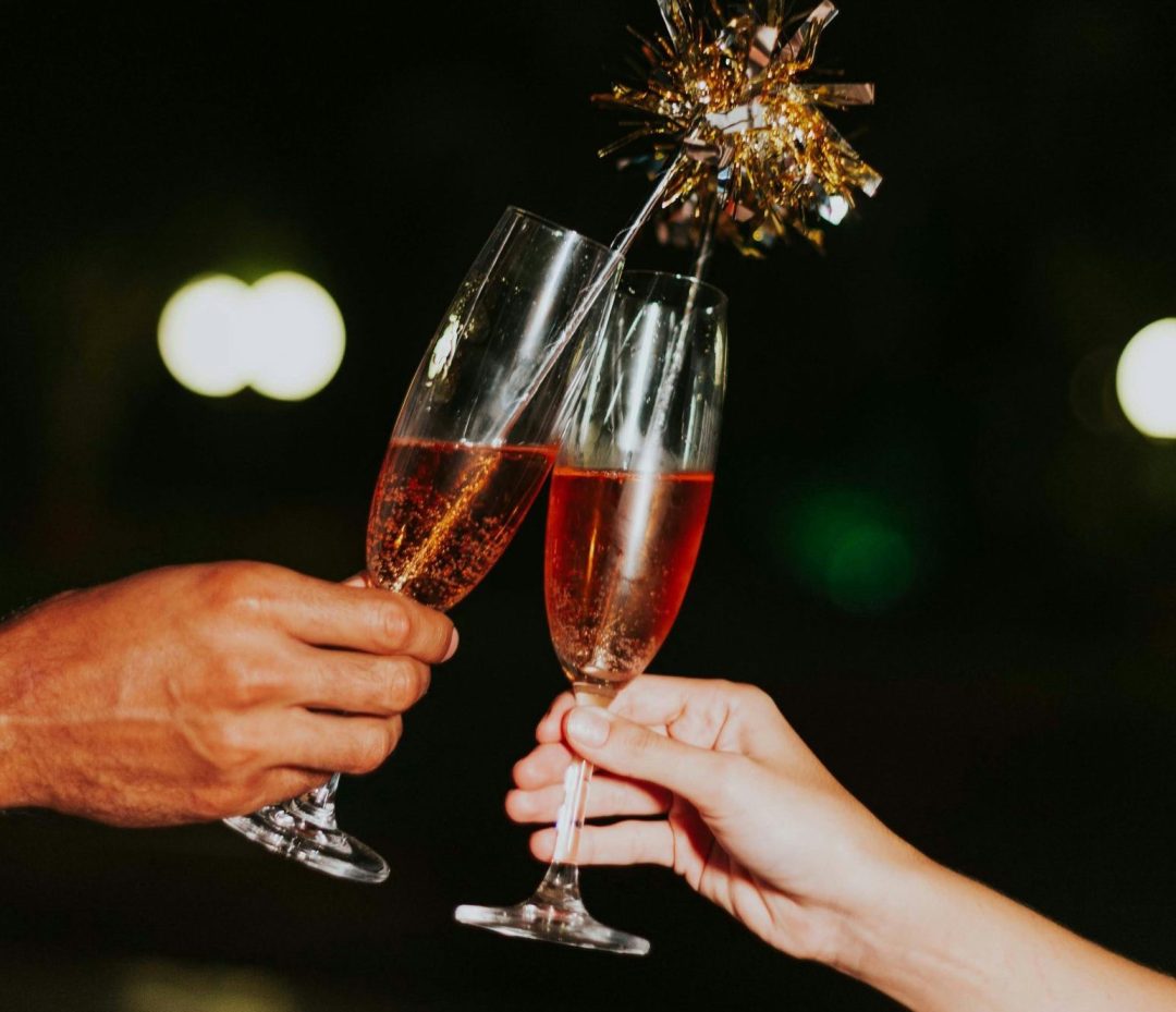 Novogodišnji horoskop: dve ruke i šampanjac