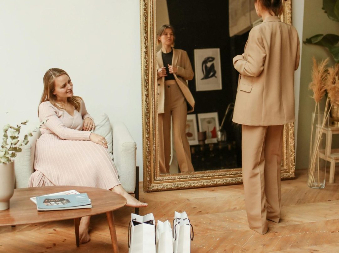 Quiet luxury ili thi luksuz: Devojke u garderobi u bež tonovima