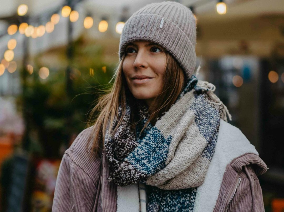 Naglo zahlađenje: devojka sa kapom i šalom