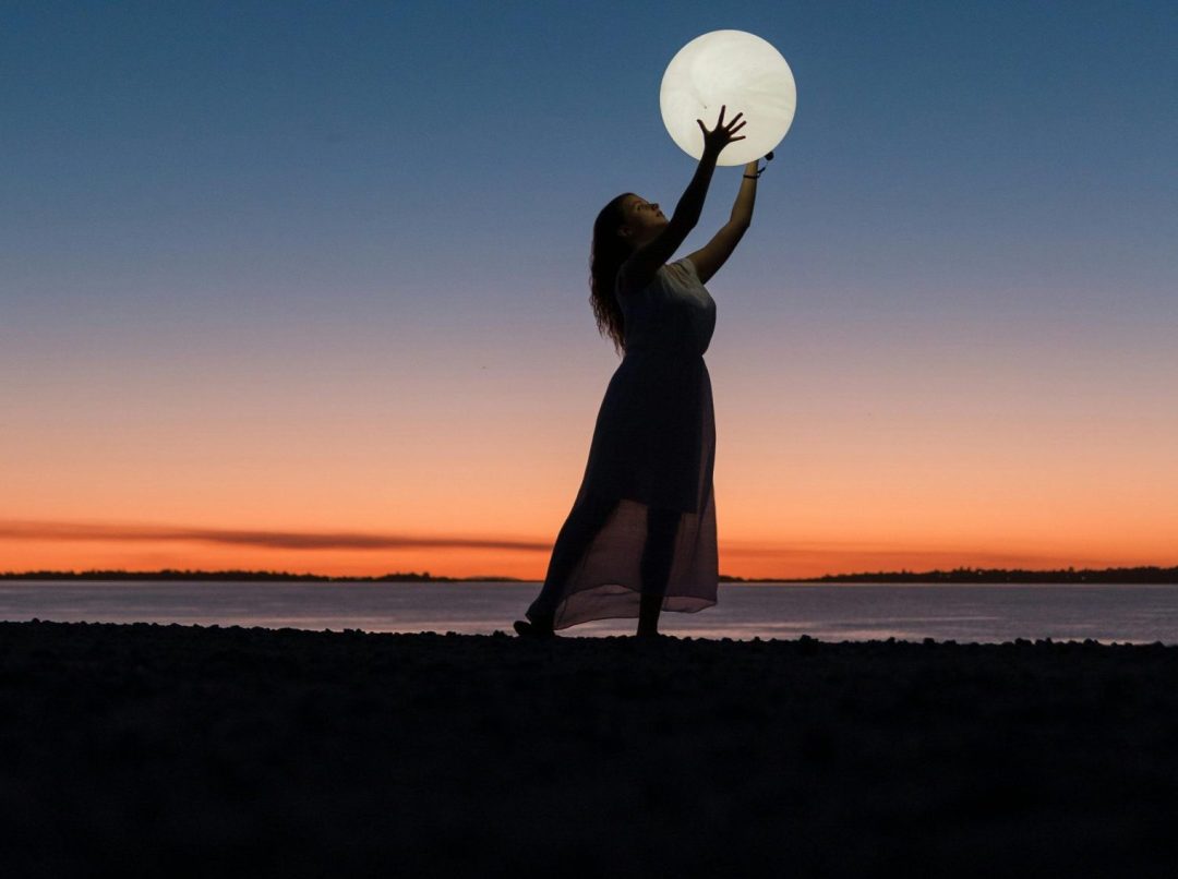 Moon mapping - faze meseca: devojka drži mesec u rukama