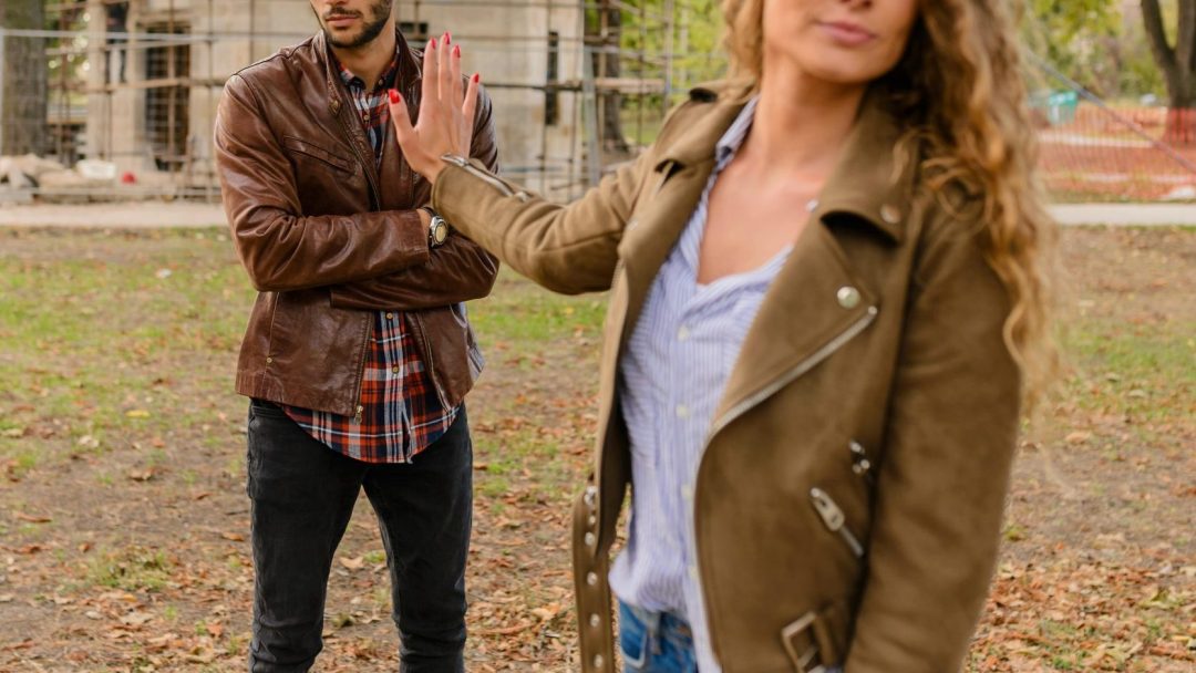 Znakovi koji ne pokazuju emocije: par se raspravlja