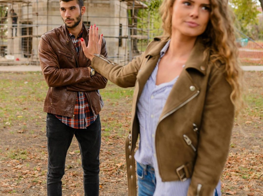 Znakovi koji ne pokazuju emocije: par se raspravlja