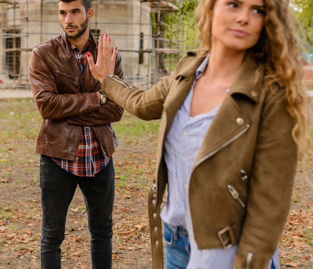 Znakovi koji ne pokazuju emocije: par se raspravlja