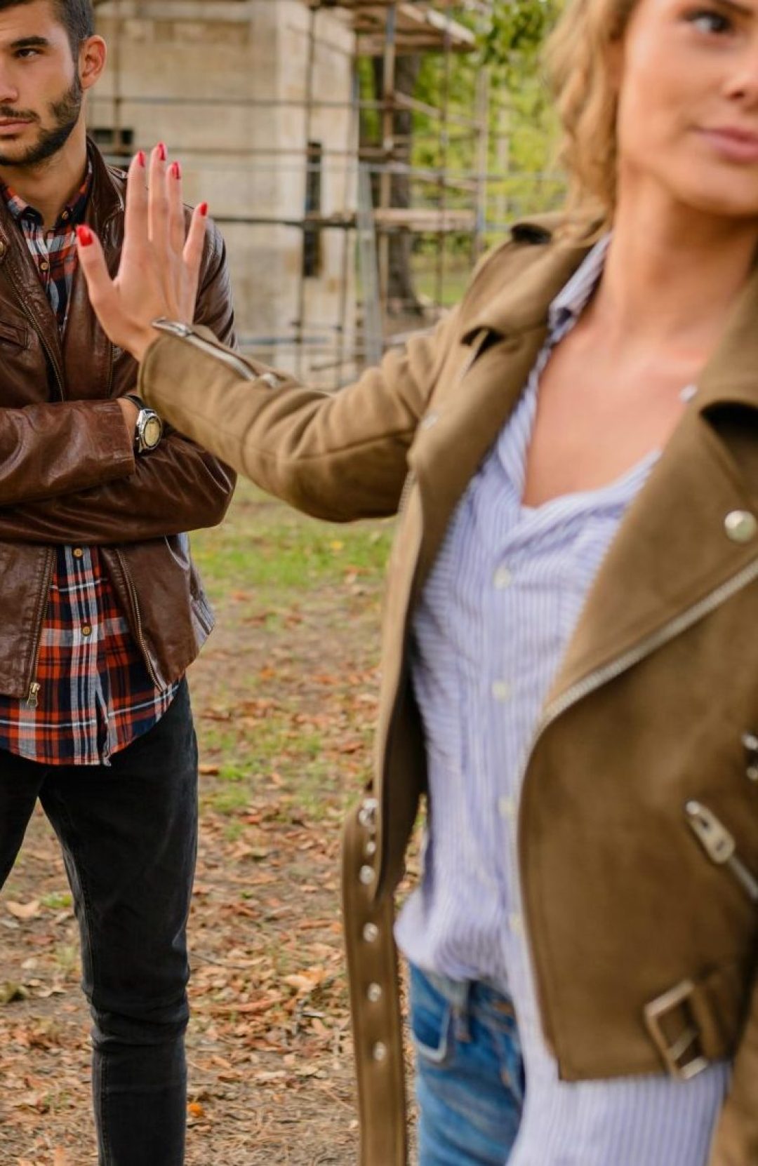 Znakovi koji ne pokazuju emocije: par se raspravlja